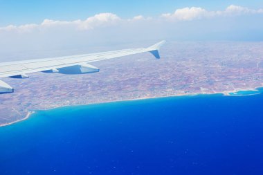 Kanat yolcu uçağı arka planda uçuş sırasında 
