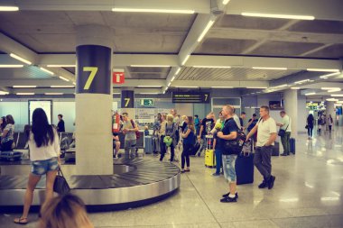 Palma De Mallorca, İspanya - 24 Ağustos 2017: İnsanlar havaalanındaki Bagaj almak