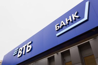 Moskova, Rusya - 19 Mart 2019: Vtb banka cephe sokaklarda Office logosuna