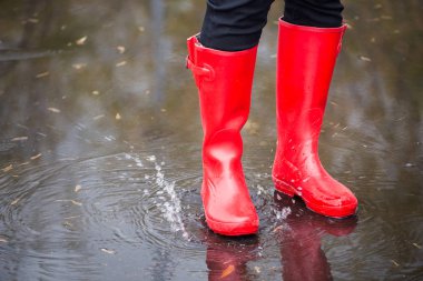 Bir su birikintisi içinde kırmızı çizmeler