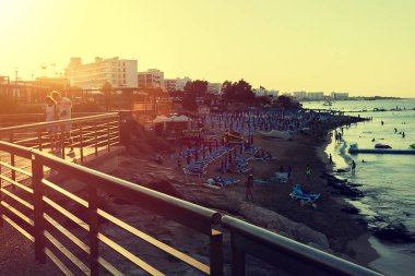 Kıbrıs, Protaras - 29 Temmuz 2018: Turist promen yürümek