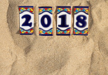 Kil tabletler kum deniz kenarında numaraya 2018