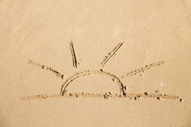 Deniz kıyısı kumsalda güneş