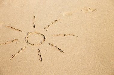 Deniz kıyısı kumsalda güneş