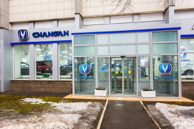 Moskova, Rusya - 19 Mart 2019: Show room ve vitrin otomatik marka Chang'an sokak Marksistskaya Moskova