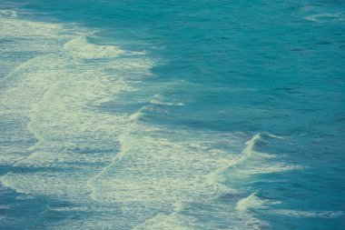 Denizde bir yükseklikten küçük dalgalar