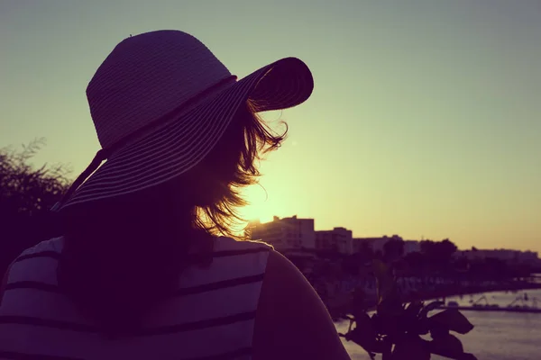 Chica en un sombrero en la playa en la isla de Chipre en Protaras un — Foto de Stock