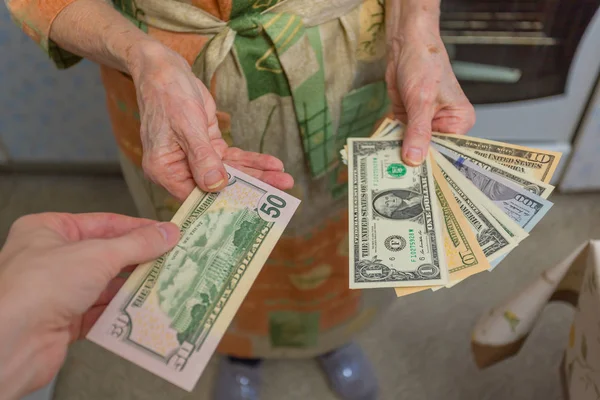 Dollari Nelle Mani Una Donna Anziana Pensionato Cucina Appartamento — Foto Stock
