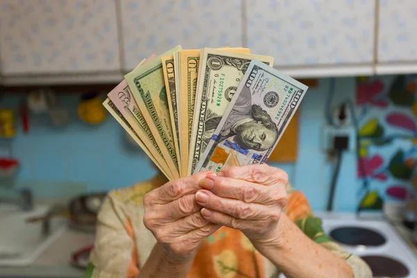 Dollari Nelle Mani Una Donna Anziana Pensionato Cucina Appartamento — Foto Stock