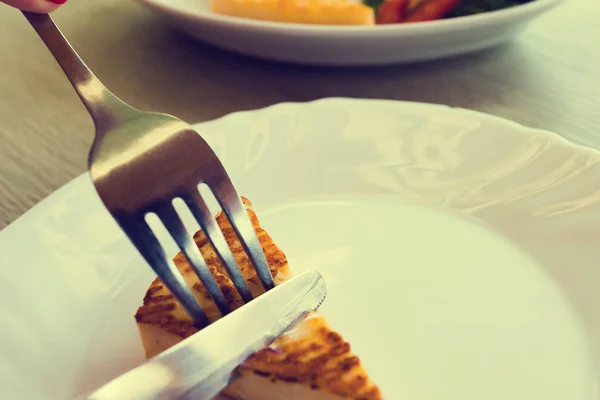 Keju halloumi panggang di piring dengan pisau dan garpu dalam re — Stok Foto