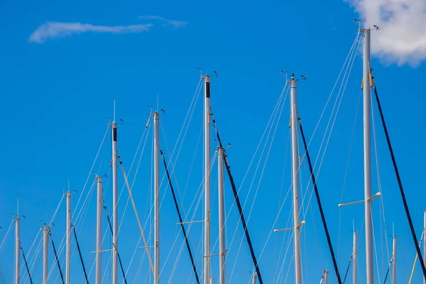 Мачты Яхт Фоне Голубого Неба — стоковое фото