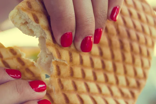 Girl breaks the fingers of bread Piae in the restaurant