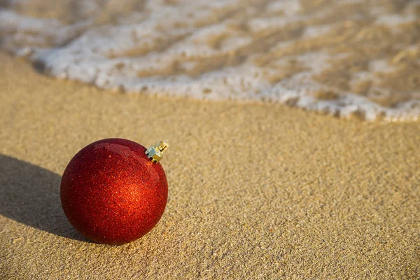 Boule Noël Rouge Sur Sable Mer — Photo