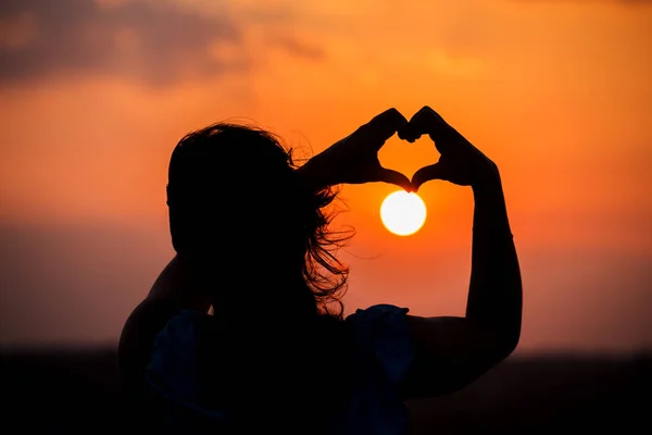 Girl Makes Silhouette Heart Fingers Sunset — Stock Photo, Image