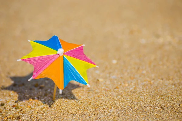 Esernyő Koktél Homokos Strandtól Tenger Háttérben — Stock Fotó