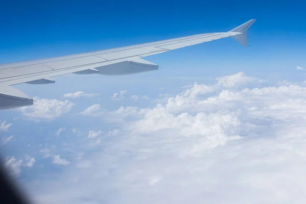 Tragflächen Passagierflugzeug Während Des Fluges Vor Dem Hintergrund Von Wolken — Stockfoto