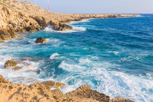 Κάβο Γκρέκο Στην Κύπρο Και Κύματα Που Συντρίβει Ενάντια Βράχια — Φωτογραφία Αρχείου