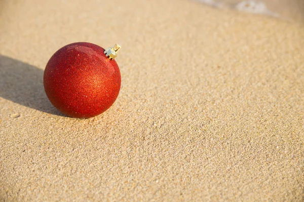 Red Christmas Ball Sand Sea — Stock Photo, Image