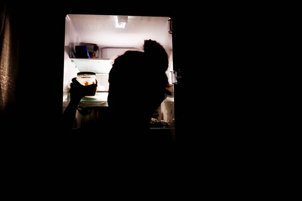 Mädchen Bekommt Nachts Essen Aus Dem Kühlschrank — Stockfoto