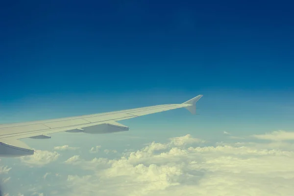 Tragflächen Passagierflugzeug Während Des Fluges Vor Dem Hintergrund Von Wolken — Stockfoto