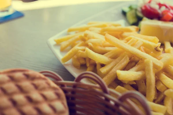 Τηγανητές Πατάτες Τηγανιτές Ένα Πιάτο Στο Εστιατόριο — Φωτογραφία Αρχείου