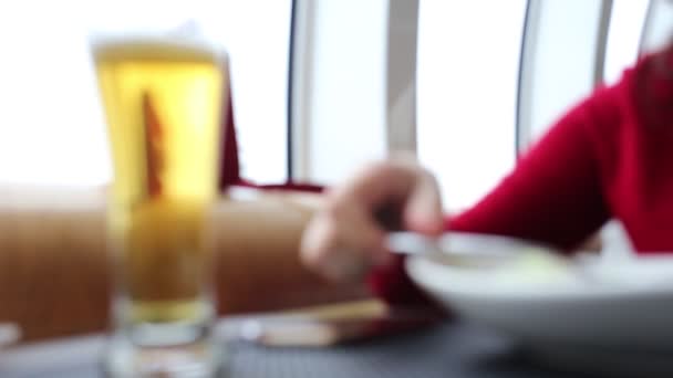 Кадри Жінки Їдять Розмитий Вид Однієї Склянки Пива — стокове відео