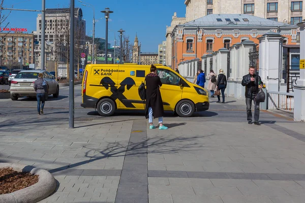 Москва Россия Апреля 2019 Года Люди Автомобиль Городской Улице — стоковое фото