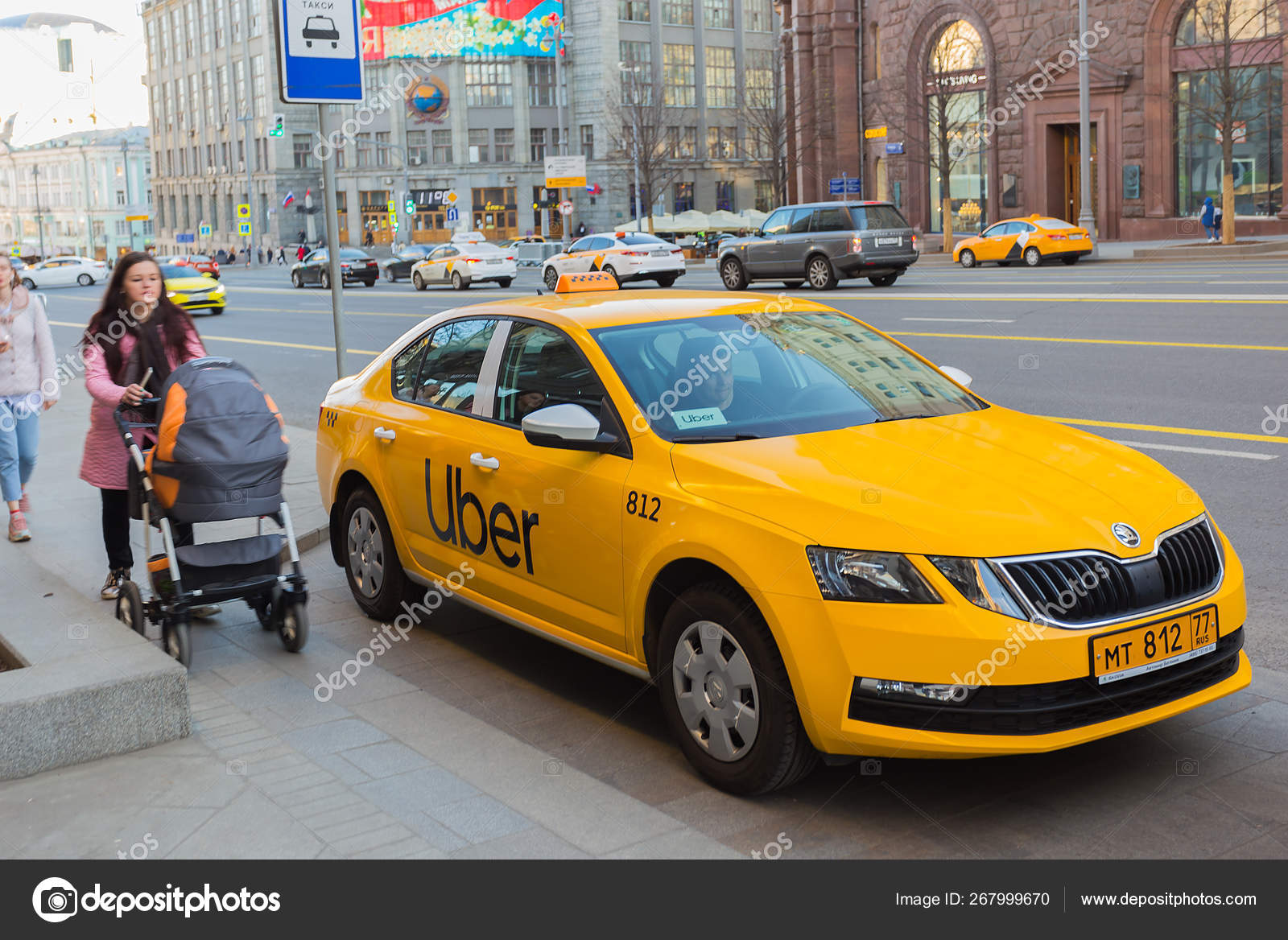 Moscow Russia April 2019 Uber Taxi Tverskaya Street u2013 Stock 