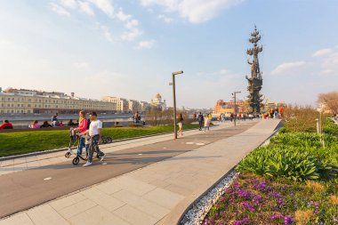 Moskova, Rusya - 21 Nisan 2019: Muzeon eşsiz bir sanat parkı ve yazarın açık havada heykeli, insanlar ve turistler güneşli bir günde yürüyor