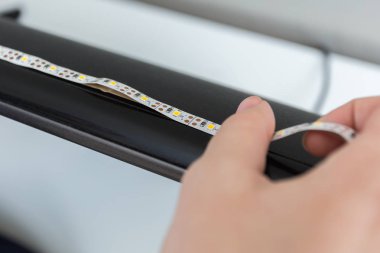 Tv yüzeyine doğru aydınlatma için led şerit nasıl yüklenir