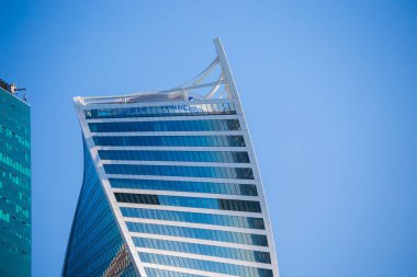 Moskova, Rusya - 1 Mayıs 2019: Presnenskaya setinde güneşli bir sabahta iş merkezi Moskova şehri