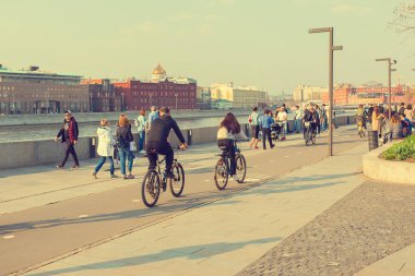 Moskova, Rusya - 21 Nisan 2019: Muzeon eşsiz bir sanat parkı ve yazarın açık havada heykeli, insanlar ve turistler güneşli bir günde yürüyor