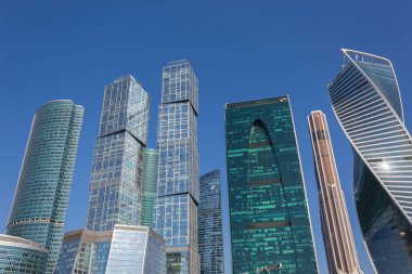 Moskova, Rusya - 1 Mayıs 2019: Presnenskaya setinde güneşli bir sabahta iş merkezi Moskova şehri