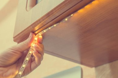 Mutfak seti üzerinde Dolap yüzeyinde doğru aydınlatma için led şerit nasıl yüklenir