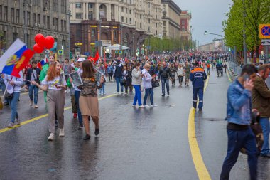 Moskova, Rusya - 9 Mayıs 2019:Muscovites ve turistler 9 Mayıs'ta Tverskaya Caddesi'ndeki Ölümsüz alayı alayında Zafer Bayramı'nı kutluyor