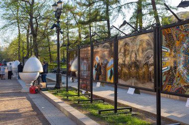 Moskova, Rusya - 28 Nisan 2019: Nisan öğleden sonra ilkbaharda Tverskoy Bulvarı'nda Bulvar halkapaskalya festivali Moskova mevsim