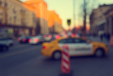 Akşam Moskova'da araba ışıkları ile Tverskaya sokak, Rusya, bulanıklık ve bokeh etkisi