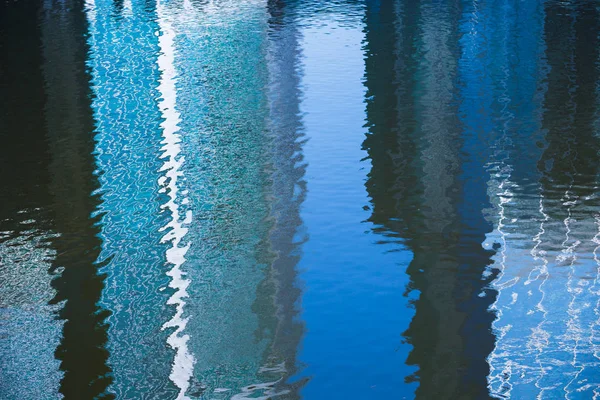 Spiegelung Von Wolkenkratzern Und Geschäftszentren Wasser Fluss — Stockfoto