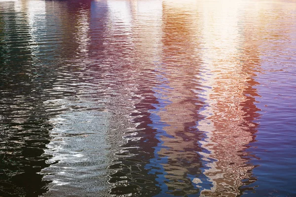 Nehir Kenarındaki Sudaki Gökdelenlerin Merkezlerinin Yansıması — Stok fotoğraf