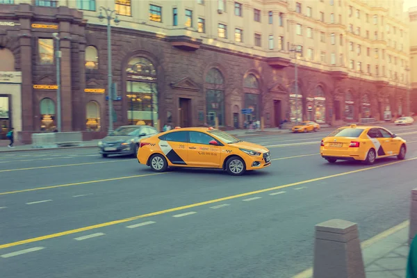 Moscú Rusia Abril 2019 Yandex Taxi Desarrolla Semáforo Calle Tverskaya — Foto de Stock