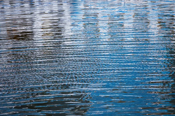 Riflessione Grattacieli Centri Commerciali Acqua Lungo Fiume — Foto Stock