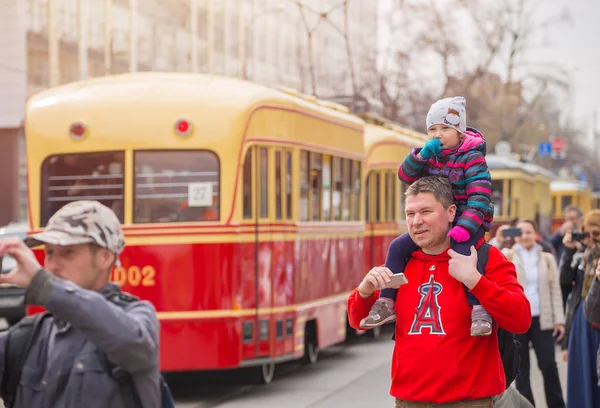 Mosca Russia Aprile 2019 Gente Guarda Sfilata Vecchi Tram Vicino — Foto Stock