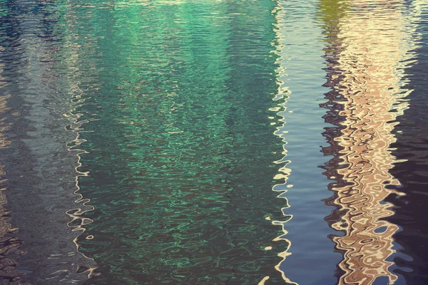 Nehir Kenarındaki Sudaki Gökdelenlerin Merkezlerinin Yansıması — Stok fotoğraf