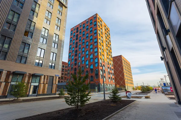 Moskova, Rusya - 17 Nisan 2019: Modern mimari konut kompleksi Zilart, yapım aşamasındaki bölgede peyzaj