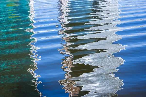 Reflectie Van Wolkenkrabbers Zakencentra Het Water Aan Rivier — Stockfoto