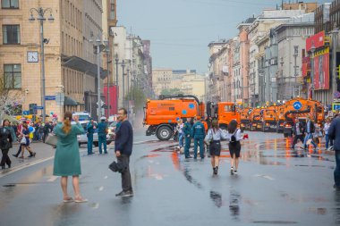 Moskova, Rusya - 9 Mayıs 2019:Muscovites ve turistler 9 Mayıs'ta Tverskaya Caddesi'ndeki Ölümsüz alayı alayında Zafer Bayramı'nı kutluyor
