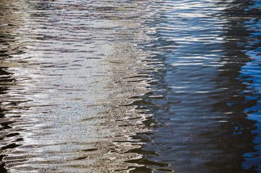 Nehir kenarındaki sudaki gökdelenlerin ve iş merkezlerinin yansıması
