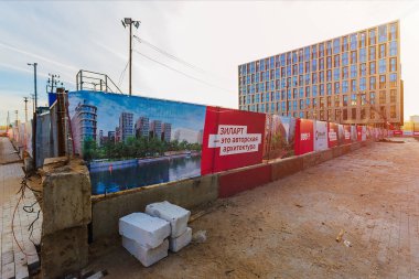 Moskova, Rusya - 17 Nisan 2019: Modern mimari konut kompleksi Zilart, yapım aşamasındaki bölgede peyzaj
