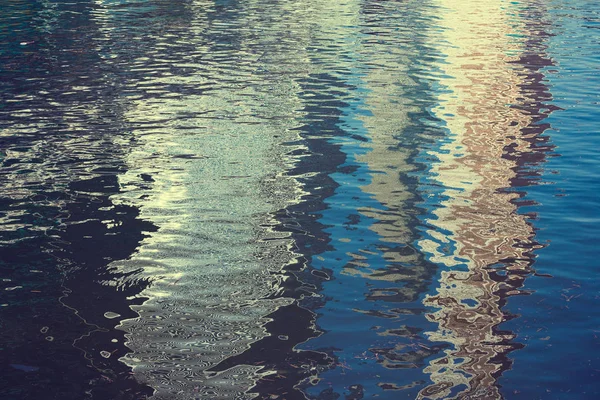 Reflectie Van Wolkenkrabbers Zakencentra Het Water Aan Rivier — Stockfoto