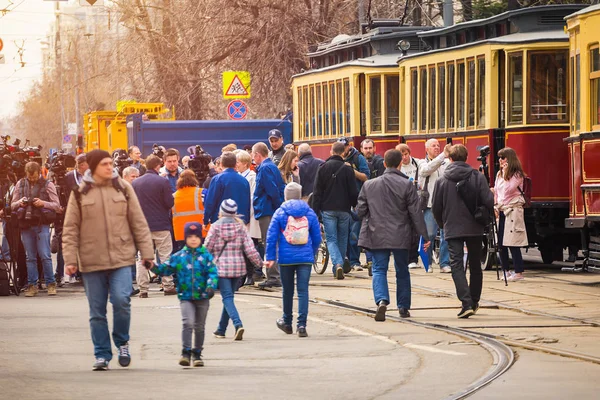 Moscú Rusia Abril 2019 Gente Desfile Viejos Tranvías Cerca Del —  Fotos de Stock
